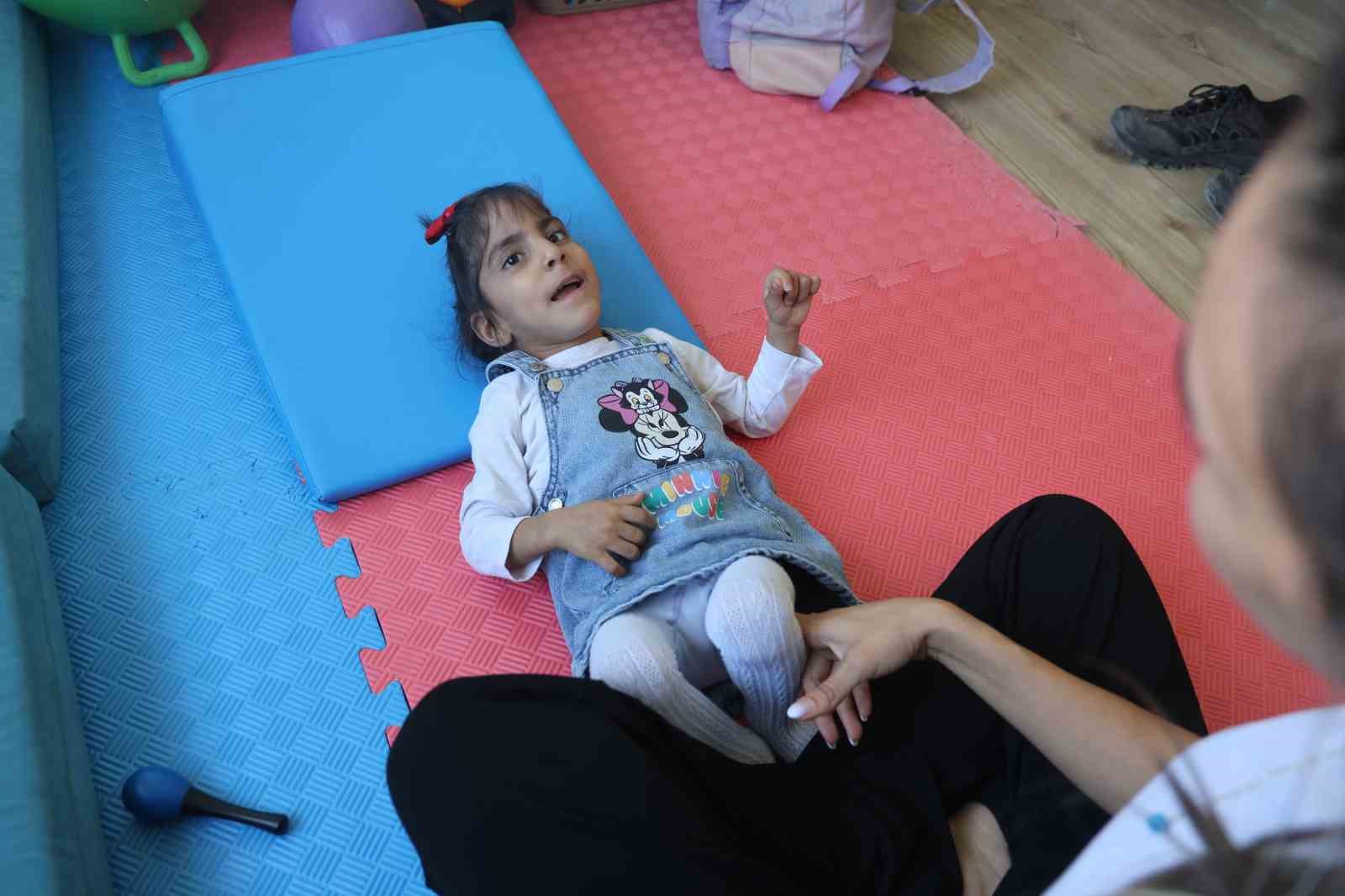 kendi ayaklari uzerinde durmayi basaran serebral palsi hastasi ada sunun annesine kendi elleriyle verdigi YKOsKkc9