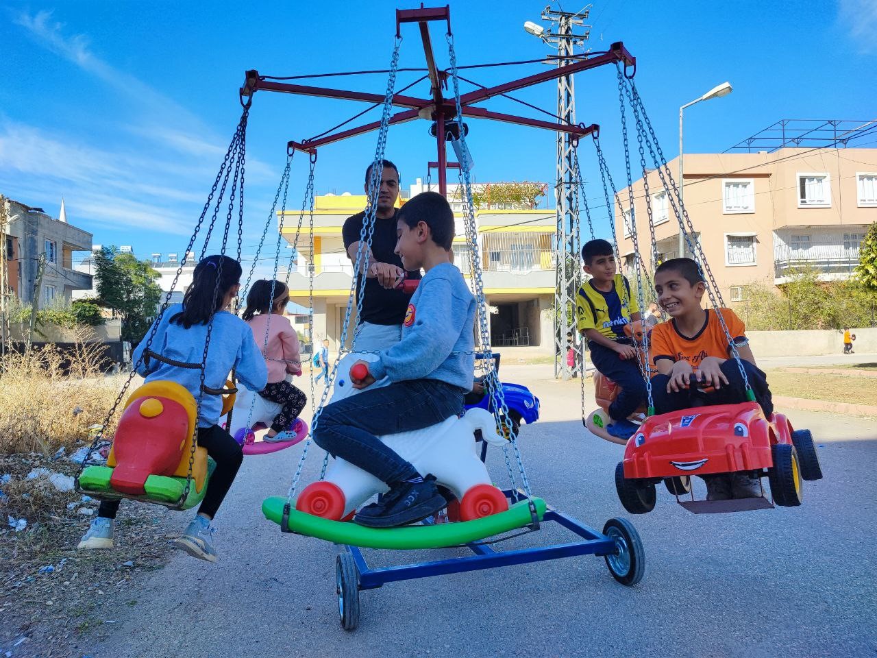 Kendi çocukken hiç binmedi: Mahalle mahalle gezerek çocukları dönme dolabına bindiriyor 8 kendi cocukken hic binmedi mahalle mahalle gezerek cocuklari donme dolabina bindiriyor 4 72M5AFBZ