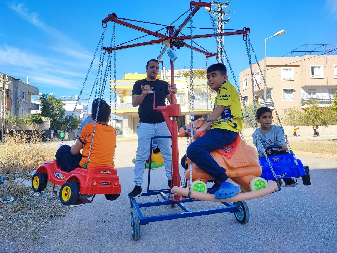 Kendi çocukken hiç binmedi: Mahalle mahalle gezerek çocukları dönme dolabına bindiriyor 9 kendi cocukken hic binmedi mahalle mahalle gezerek cocuklari donme dolabina bindiriyor 5 PZhsJWGt