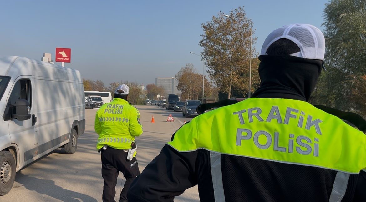 kendi hatasinin faturasini polise kesmeye calisti biz zaten abone olduk ayda 10 defa ceza F5ga6c5B