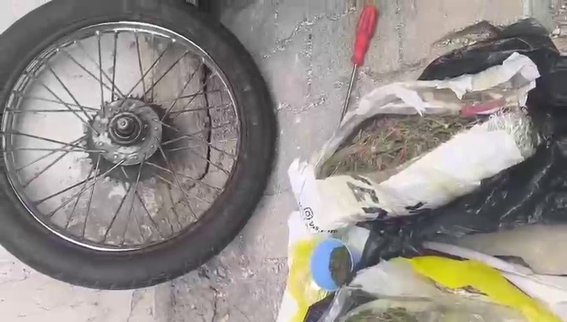 kendi rizasiyla evindeki esrari polise teslim etti uyusturucuyu motosiklet lastigine gizledigi ortaya cikti 1
