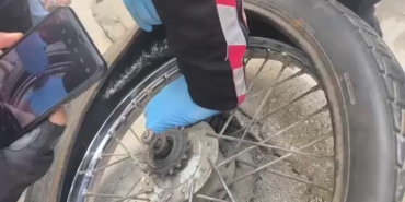 kendi-rizasiyla-evindeki-esrari-polise-teslim-etti-uyusturucuyu-motosiklet-lastigine-gizledigi-ortaya-cikti-1GbH61fU.jpg