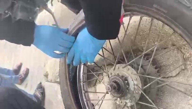 kendi rizasiyla evindeki esrari polise teslim etti uyusturucuyu motosiklet lastigine gizledigi ortaya cikti 2 Zqj7cIZT