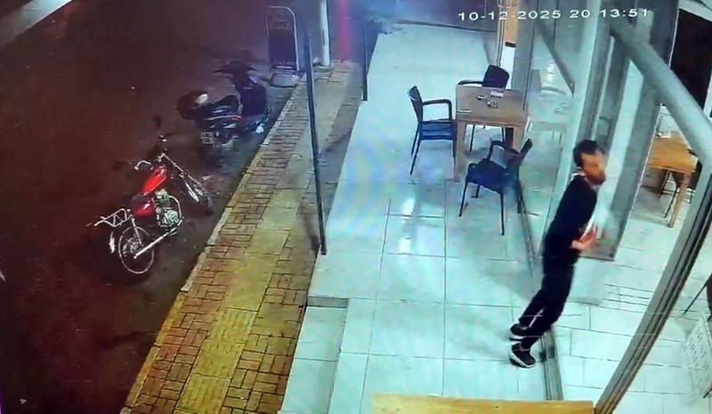 Kendi sildiği camı fark etmeyip yüzünü çarpan garson neye uğradığını şaşırdı 4 kendi sildigi cami fark etmeyip yuzunu carpan garson neye ugradigini sasirdi 0 Ri1TNu9q
