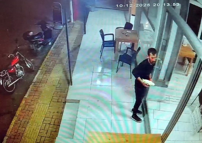 Kendi sildiği camı fark etmeyip yüzünü çarpan garson neye uğradığını şaşırdı 5 kendi sildigi cami fark etmeyip yuzunu carpan garson neye ugradigini sasirdi 1