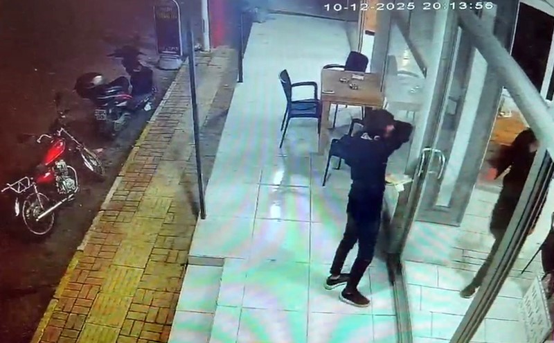 Kendi sildiği camı fark etmeyip yüzünü çarpan garson neye uğradığını şaşırdı 6 kendi sildigi cami fark etmeyip yuzunu carpan garson neye ugradigini sasirdi 2 YPthK8T8