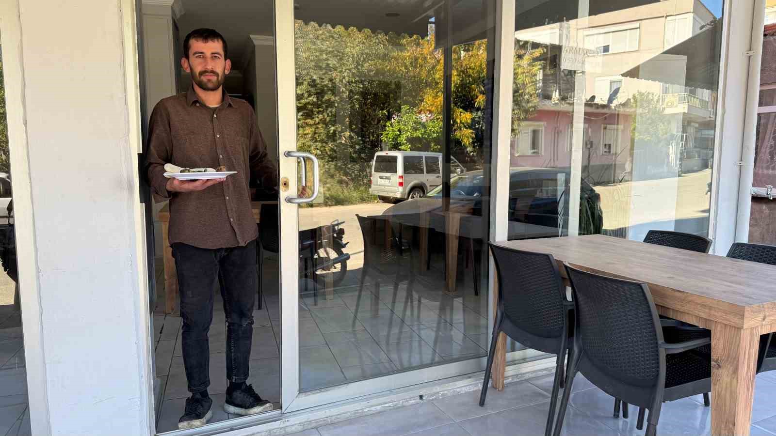 Kendi sildiği camı fark etmeyip yüzünü çarpan garson neye uğradığını şaşırdı 7 kendi sildigi cami fark etmeyip yuzunu carpan garson neye ugradigini sasirdi 3