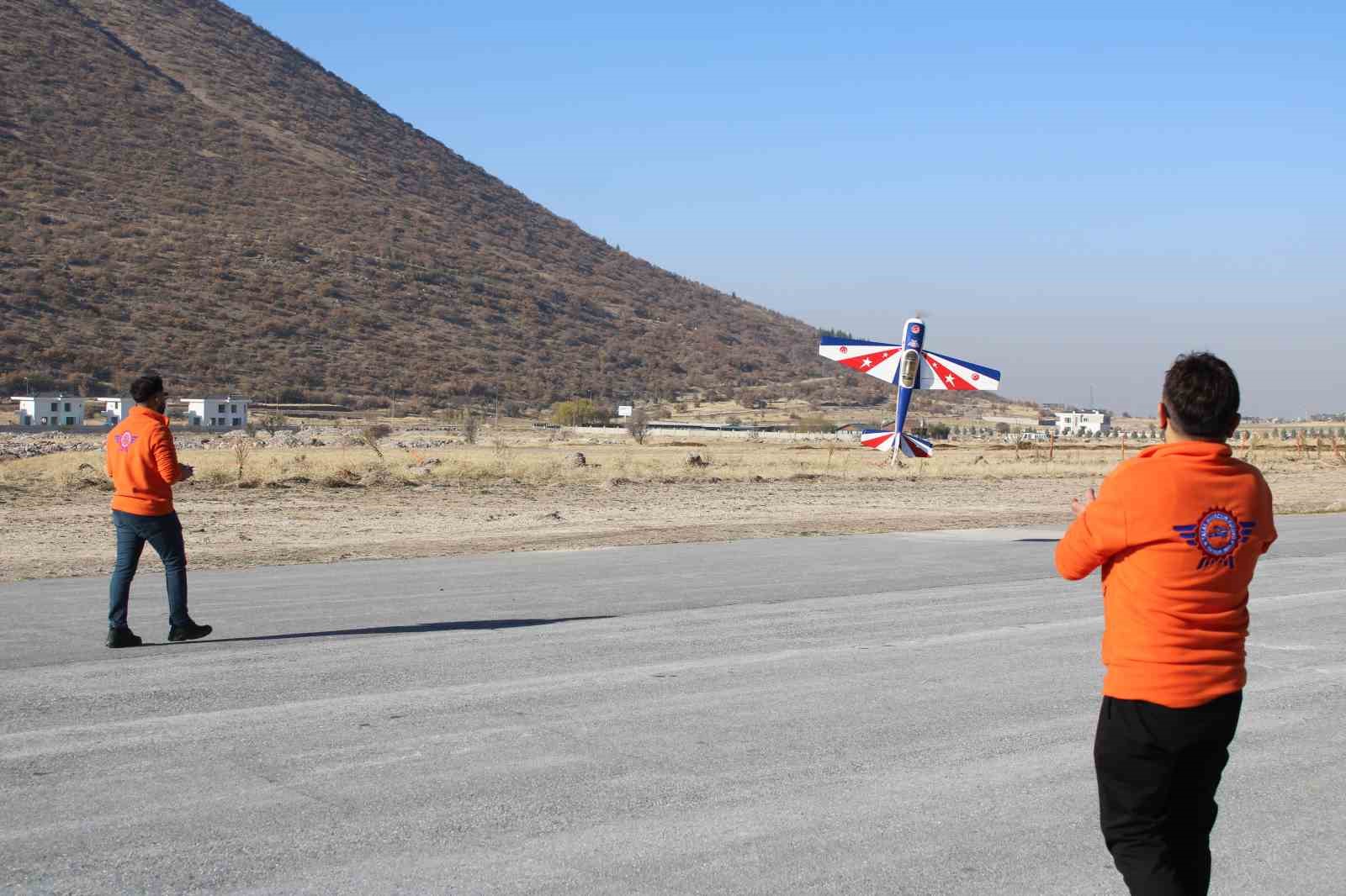 kendi urettikleri model ucakla hedef 100 kilometre ucmak 0 8Ji4QzEk