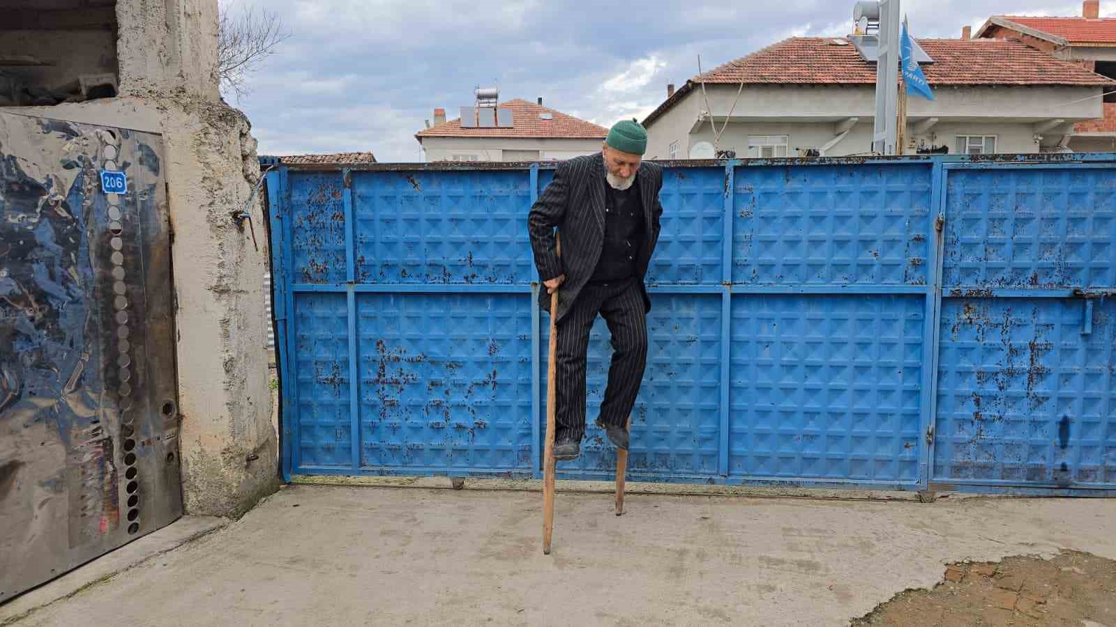 kendi yaptigi ayakcak ile mahalleyi geziyor 1