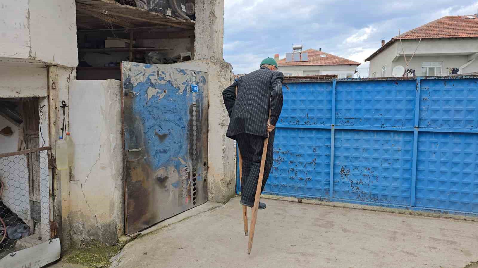 kendi yaptigi ayakcak ile mahalleyi geziyor 4 dU3mdsGA
