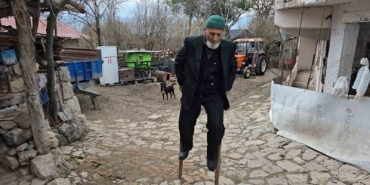 kendi-yaptigi-ayakcak-ile-mahalleyi-geziyor-qAi7U7Xg.jpg