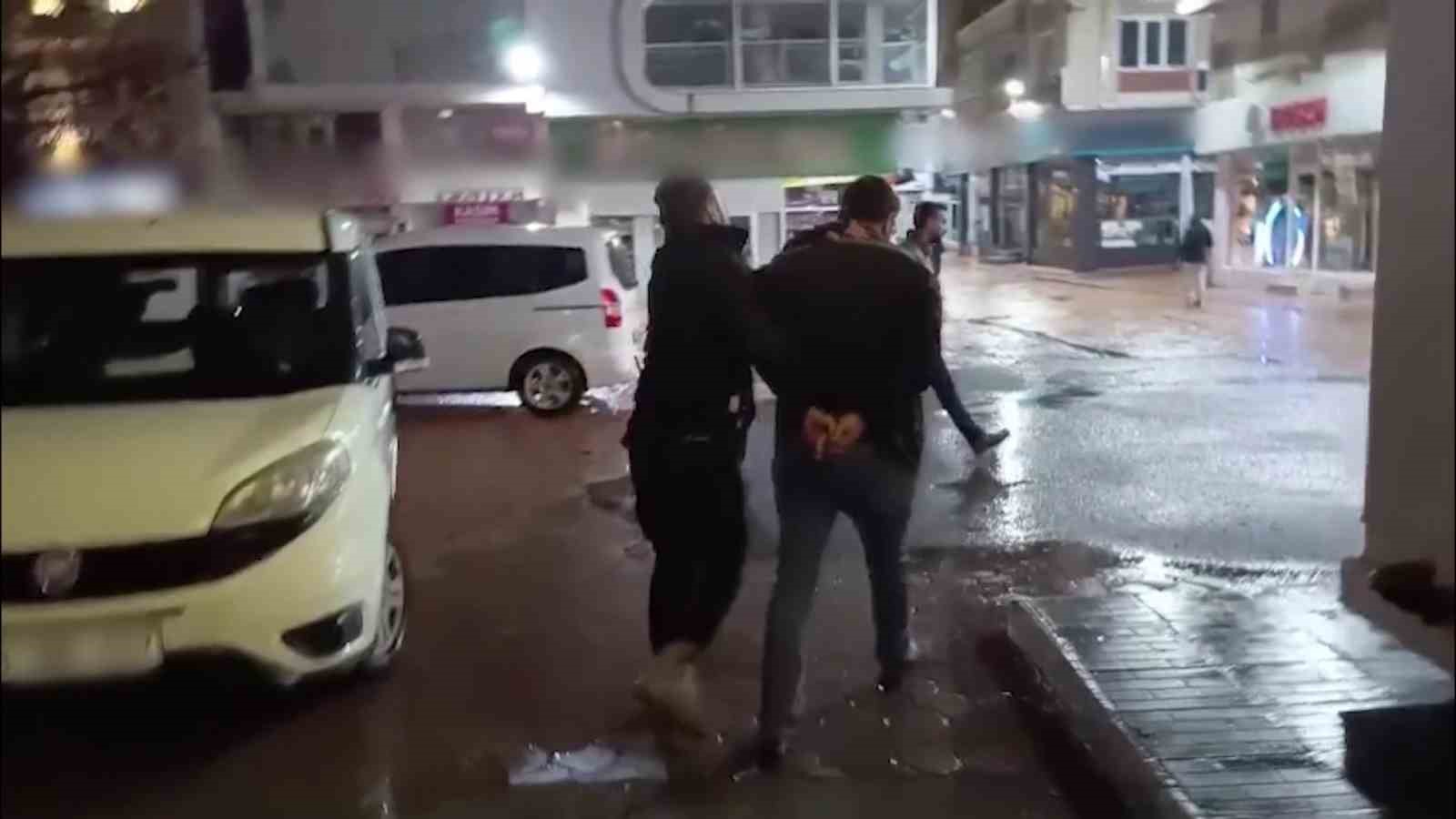 kendi yaptigi gizli odada saklandi polisten kacamadi 0 cel9EuSu