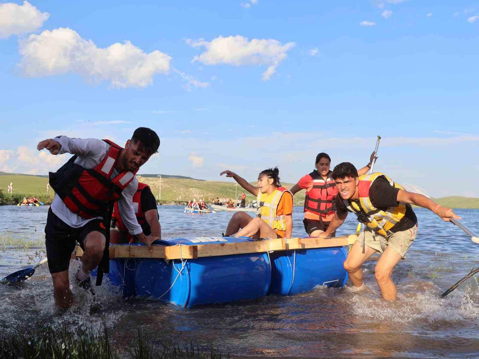 kendi yaptiklari salla kiyasiya yaristilar 0 Y2bYeuq5