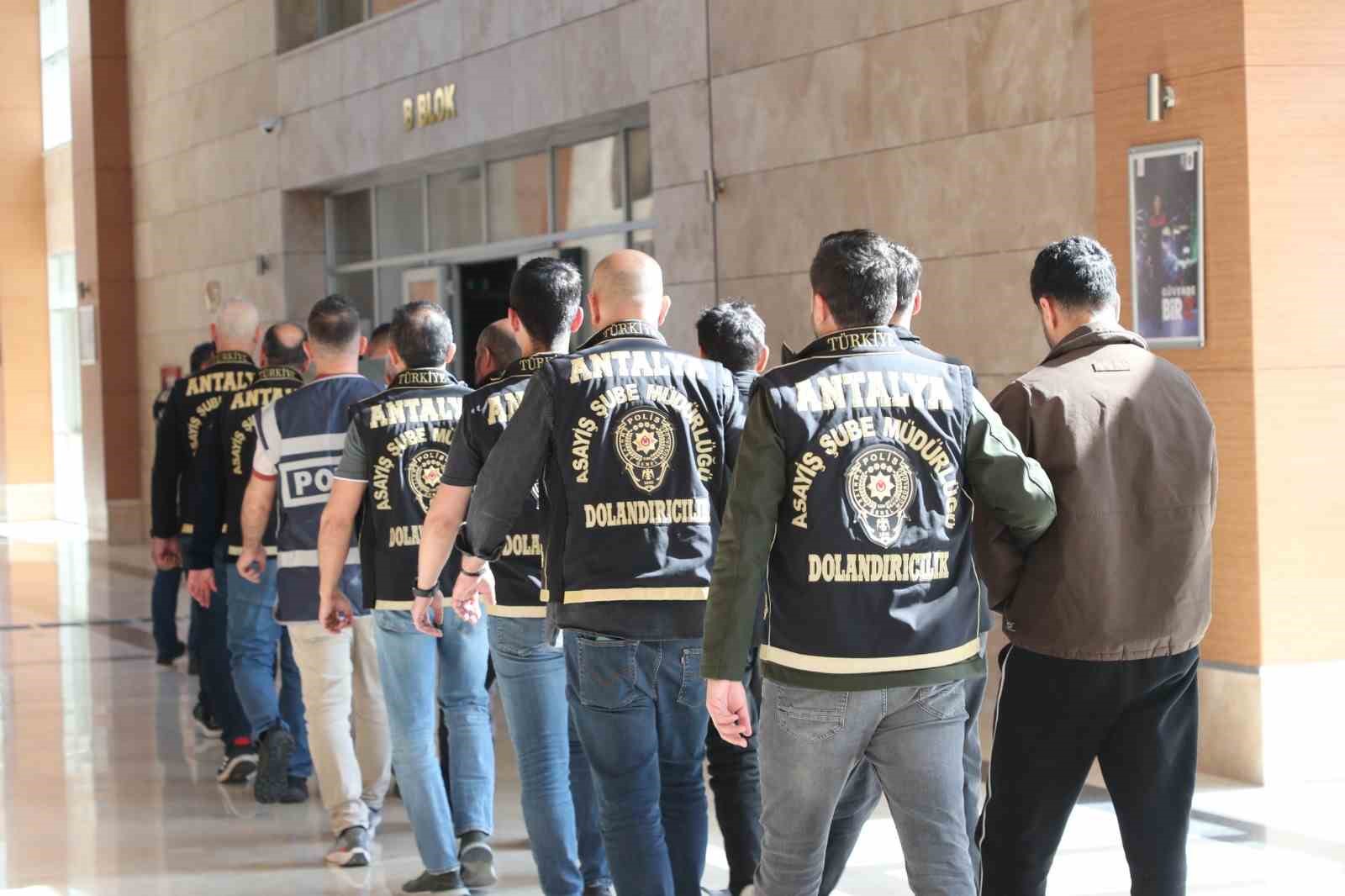 kendilerini emniyet muduru olarak tanitip 50 milyon tllik vurgun yaptilar 1