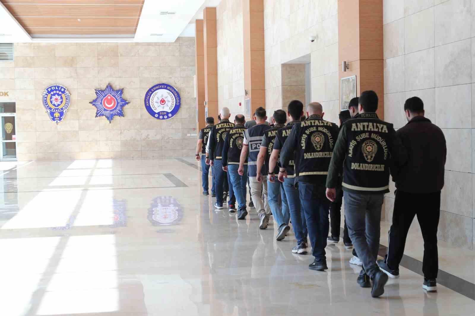 kendilerini emniyet muduru olarak tanitip 50 milyon tllik vurgun yaptilar 2 ibiasnz3
