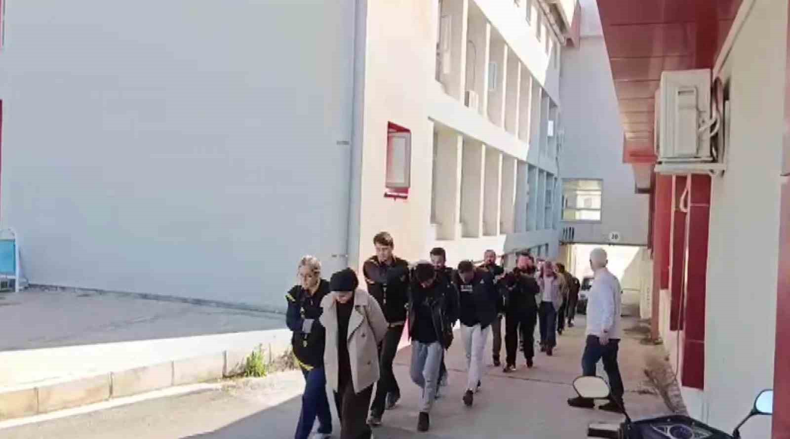 kendilerini hakim savci ve polis olarak tanitip milyonluk vurgun yapan sebeke cokertildi 0 4LEf2ADb