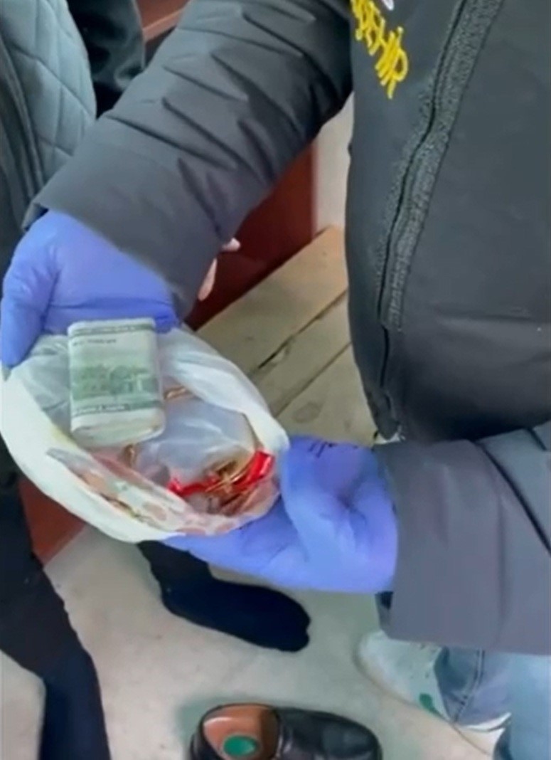 kendilerini polis ve savci olarak tanitarak 558 bin liralik dolandiricilik yapan supheliler yakalandi 1