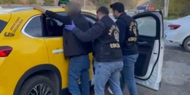kendilerini-polis-ve-savci-olarak-tanitarak-558-bin-liralik-dolandiricilik-yapan-supheliler-yakalandi-21d6T61E.jpg