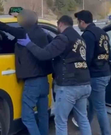 kendilerini-polis-ve-savci-olarak-tanitarak-558-bin-liralik-dolandiricilik-yapan-supheliler-yakalandi-21d6T61E.jpg