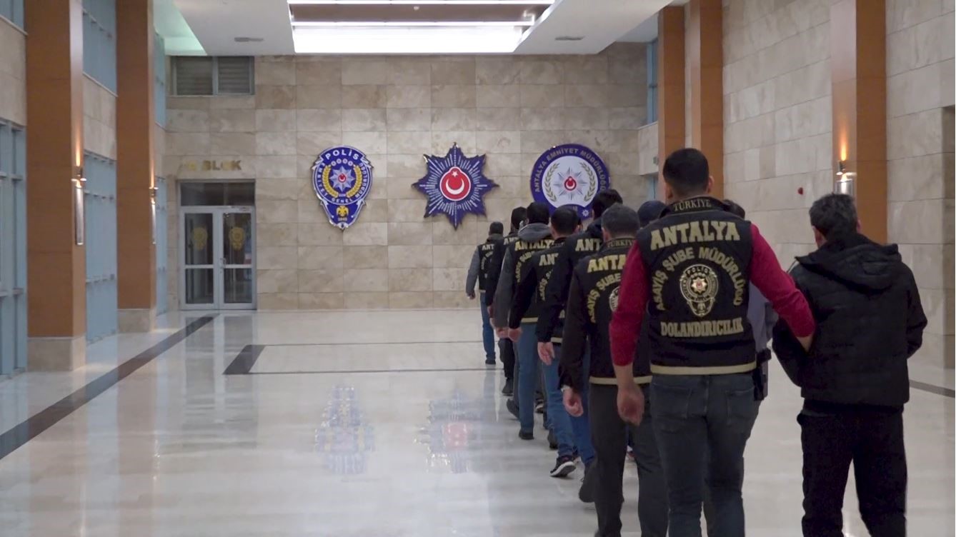 kendilerini polis ve savci olarak tanitip 16 milyon liralik vurgun yaptilar 0 AXkjCSSP