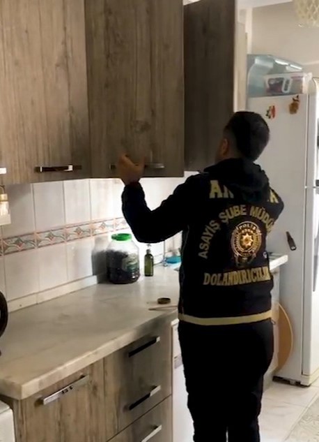 kendilerini polis ve savci olarak tanitip 16 milyon liralik vurgun yaptilar 3 aibbzZyO