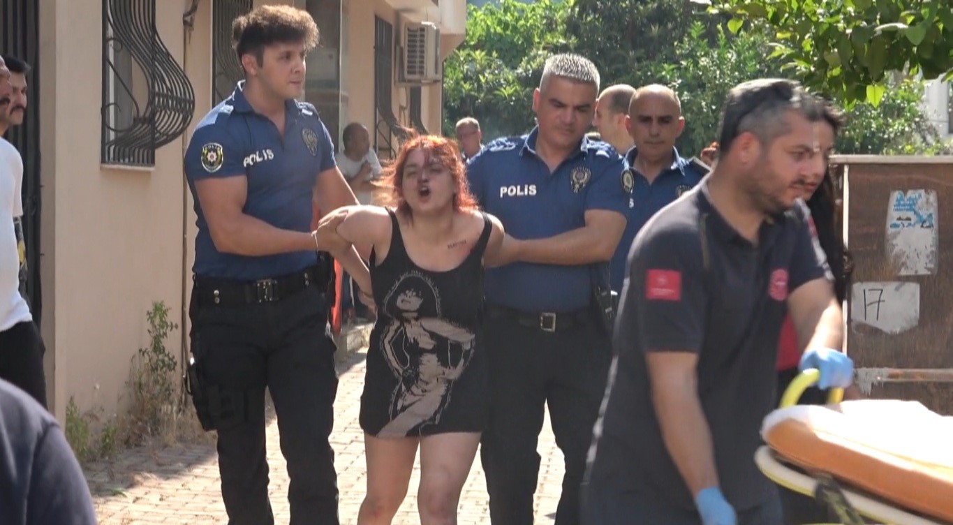 Kendini kilitlediği evi yakmaya çalıştı, yakalanınca sinir krizi geçirdi 5 kendini kilitledigi evi yakmaya calisti yakalaninca sinir krizi gecirdi 1 dFVCJTy6