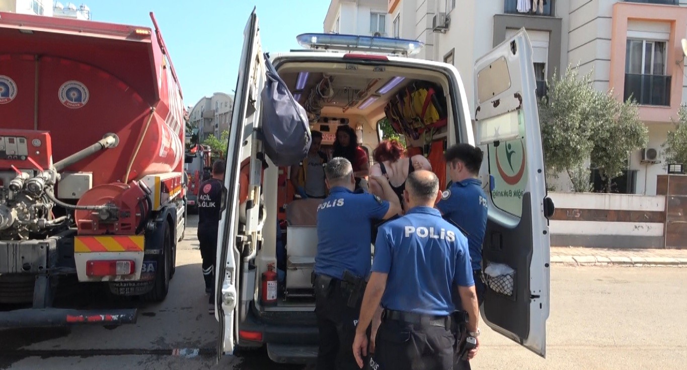 Kendini kilitlediği evi yakmaya çalıştı, yakalanınca sinir krizi geçirdi 6 kendini kilitledigi evi yakmaya calisti yakalaninca sinir krizi gecirdi 2 zcT3KJ5F
