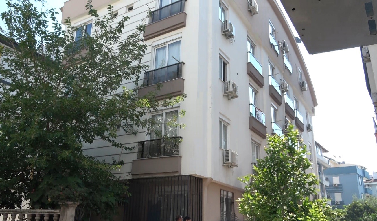 Kendini kilitlediği evi yakmaya çalıştı, yakalanınca sinir krizi geçirdi 8 kendini kilitledigi evi yakmaya calisti yakalaninca sinir krizi gecirdi 4 y6eS3yBY