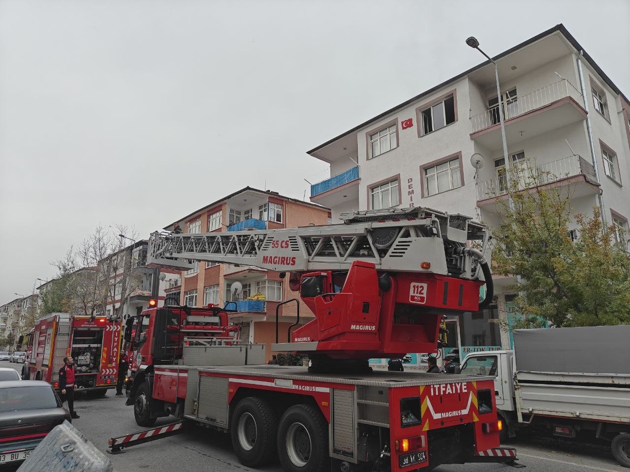 kendini kilitledigi evini atese verdi 1