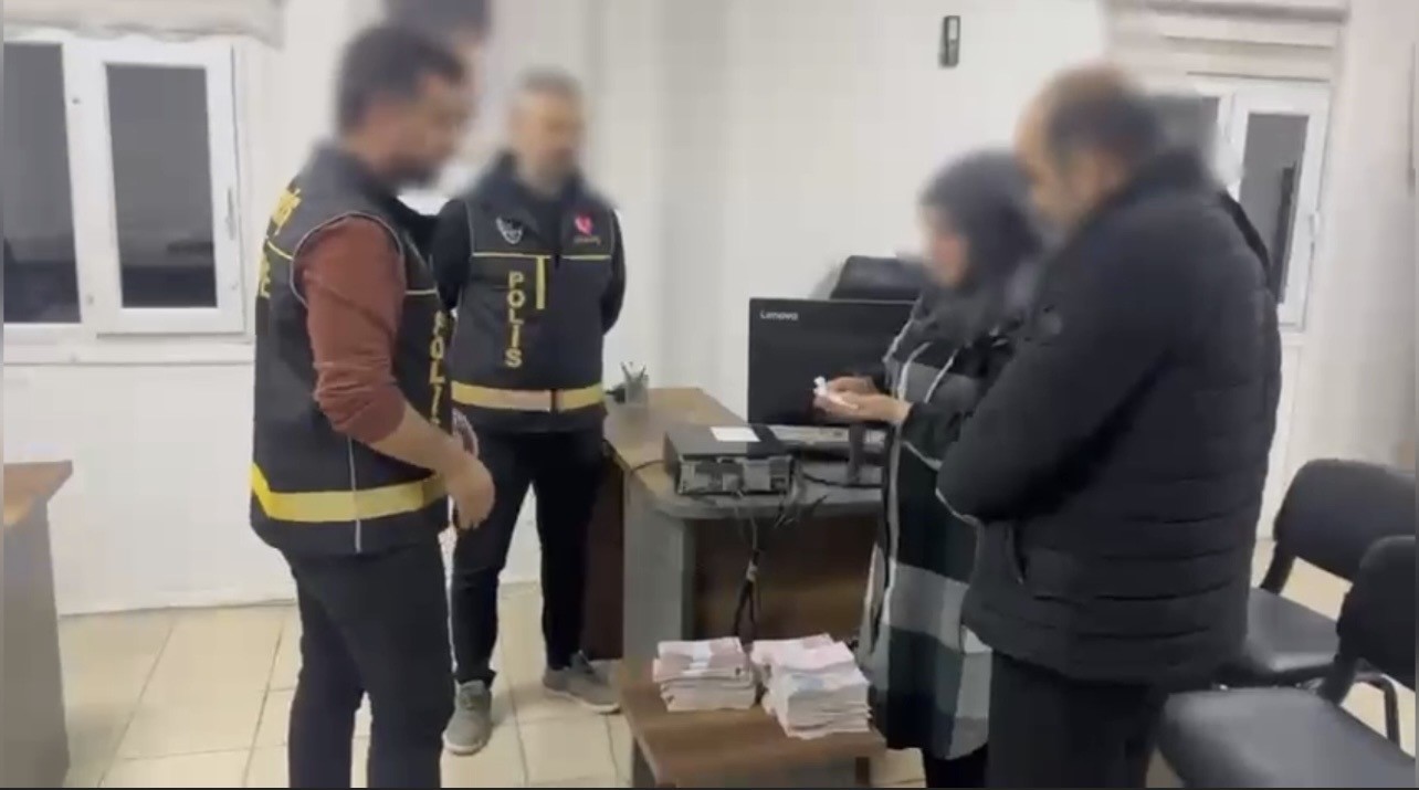 kendini polis diye tanitti terlikle dolandirmaya geldi 3 I55LUyIK
