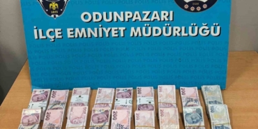 kendini-polis-olarak-tanitip-316-bin-700-tllik-ziynet-esyasini-dolandirdi-kisa-surede-yakalandi-z74XQbCM.jpg