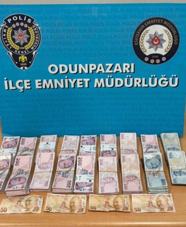 kendini-polis-olarak-tanitip-316-bin-700-tllik-ziynet-esyasini-dolandirdi-kisa-surede-yakalandi-z74XQbCM.jpg