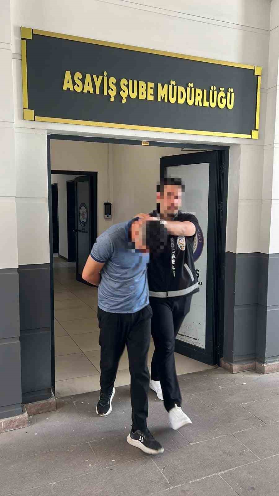 Kendini polis olarak tanıtıp 600 bin TL değerinde altın alan şüpheli yakalandı 4 kendini polis olarak tanitip 600 bin tl degerinde altin alan supheli yakalandi 0 PUrOfHft