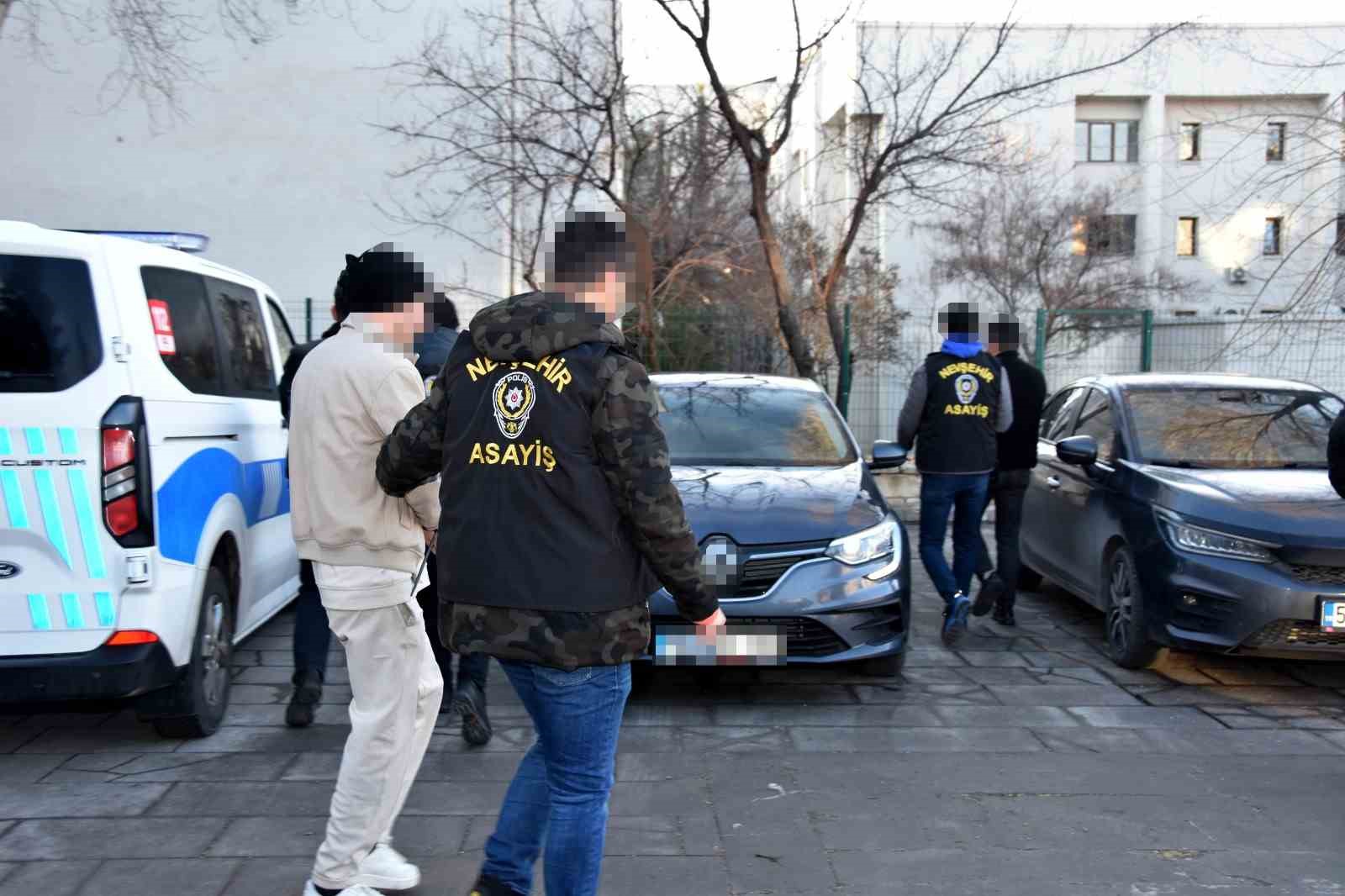 kendini polis olarak tanitip dolandiricilik yapan 6 supheli tutuklandi 3 7lAtAmdl