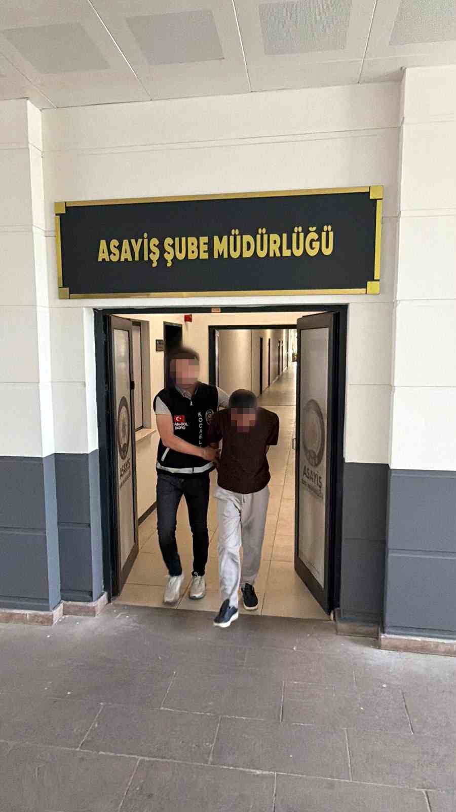 Kendini polis olarak tanıtıp vatandaşı dolandıran şüpheli otobüste yakalandı 5 kendini polis olarak tanitip vatandasi dolandiran supheli otobuste yakalandi 1