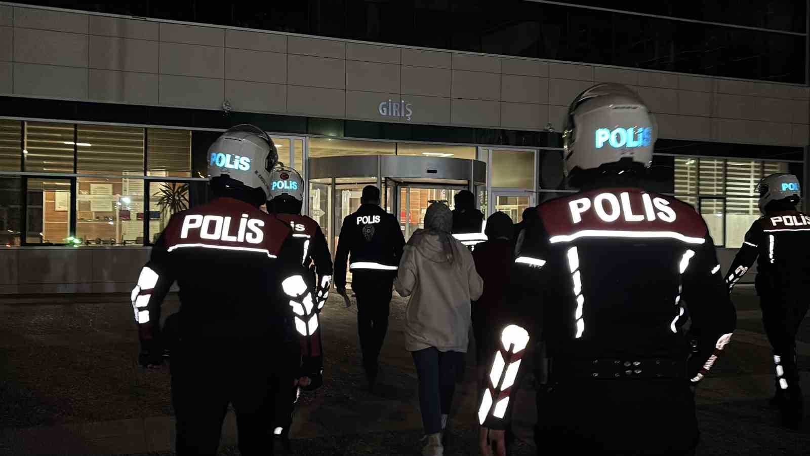 kendini savci olarak tanitip yasli kadinin altinlarini alan 2 supheli yakalandi 1 W6lRUfiZ