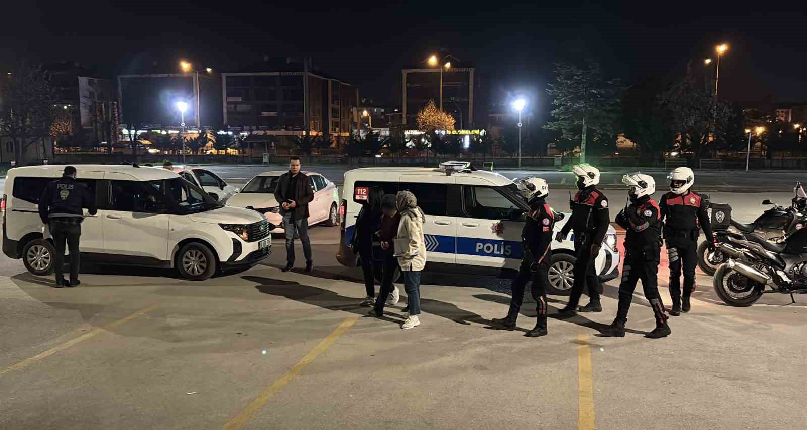 kendini savci olarak tanitip yasli kadinin altinlarini alan 2 supheli yakalandi 2 JXE3Wnn1