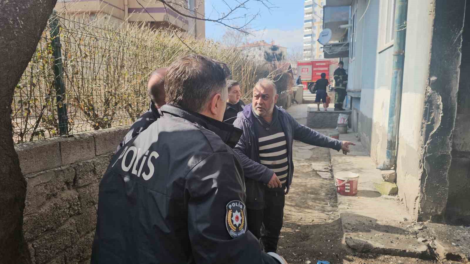 kendini tehlikeye atan polis yanginin buyumesini onledi 0 friegIRu