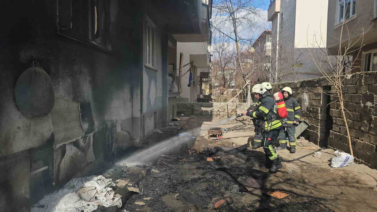 kendini tehlikeye atan polis yanginin buyumesini onledi 1 Sf3S2Hkc