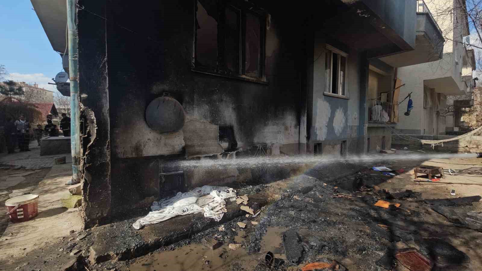 kendini tehlikeye atan polis yanginin buyumesini onledi 2 HytyXTXO
