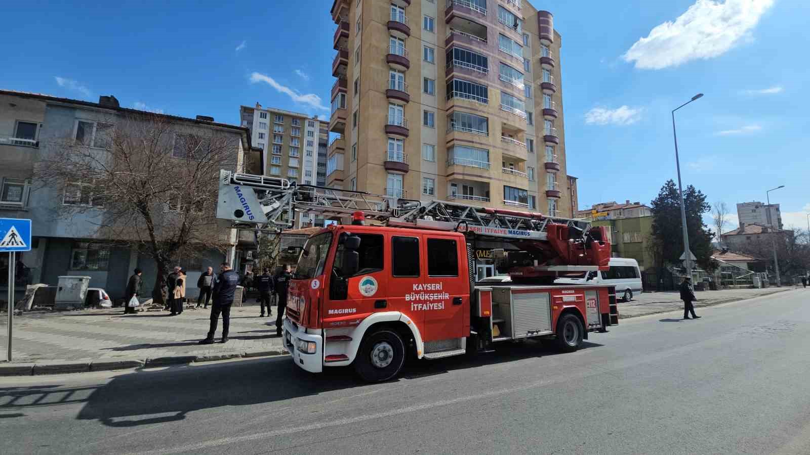 kendini tehlikeye atan polis yanginin buyumesini onledi 3 324gQ3cH