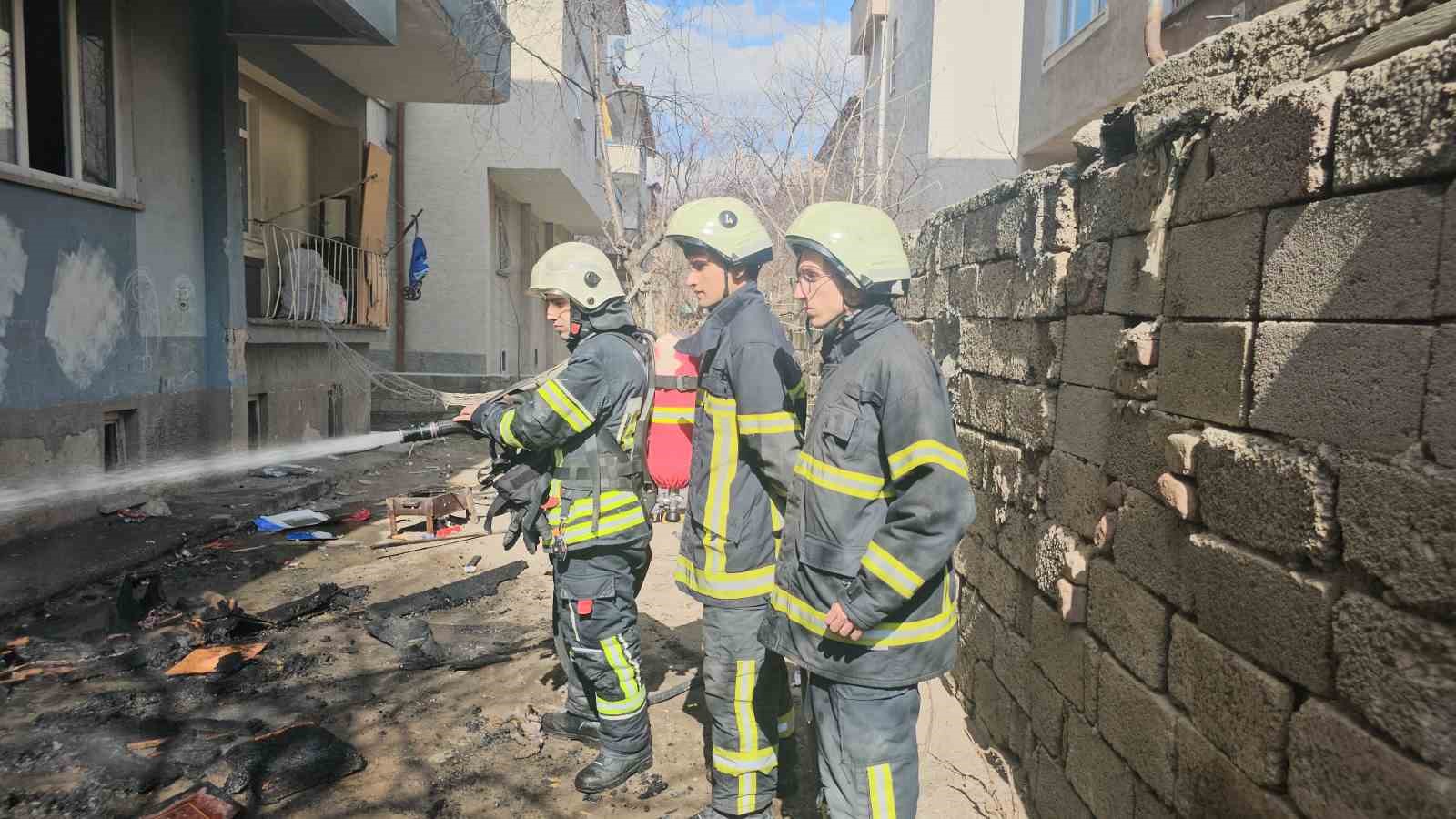 kendini tehlikeye atan polis yanginin buyumesini onledi 4 i2WTrRNp