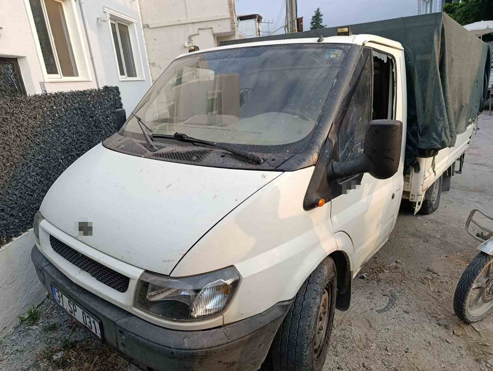 Kendisinden ucuza karpuz satan rakiplerine kızarak 3 pazarcının aracının camını kırdı 4 kendisinden ucuza karpuz satan rakiplerine kizarak 3 pazarcinin aracinin camini kirdi 0 GFqaK4J2