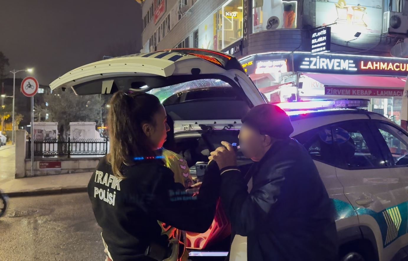 kendisine carpan surucunun alkollu oldugunu sanip anahtarini aldi 1 2ssTWyzY