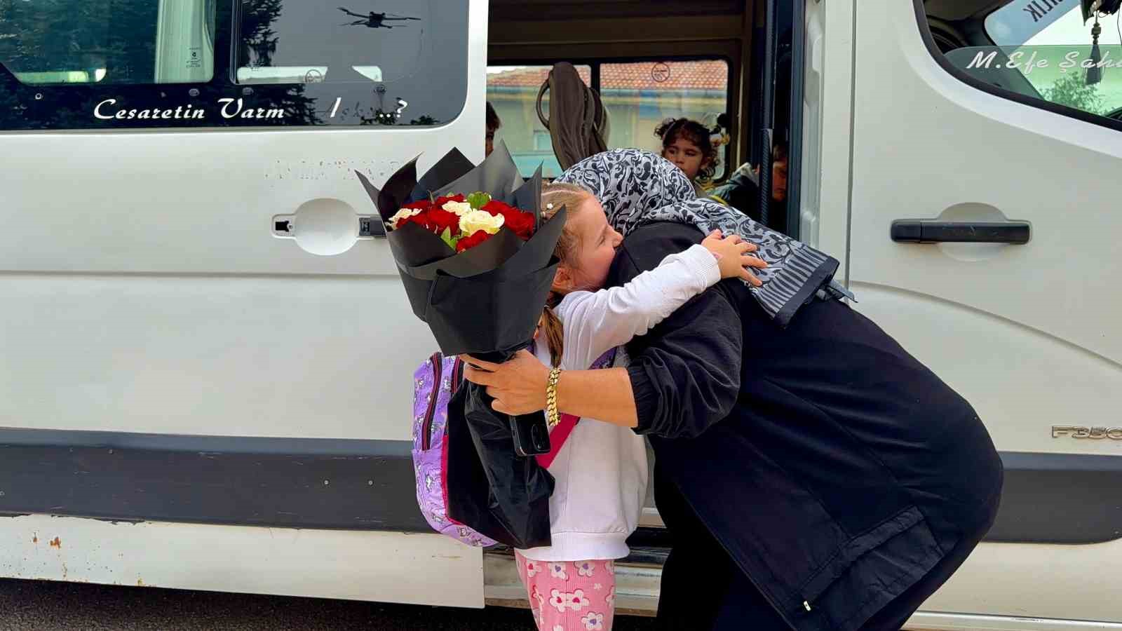 kendisine emanet edilen minikleri anne sefkatiyle tasiyor 0 Y1yNsFf7