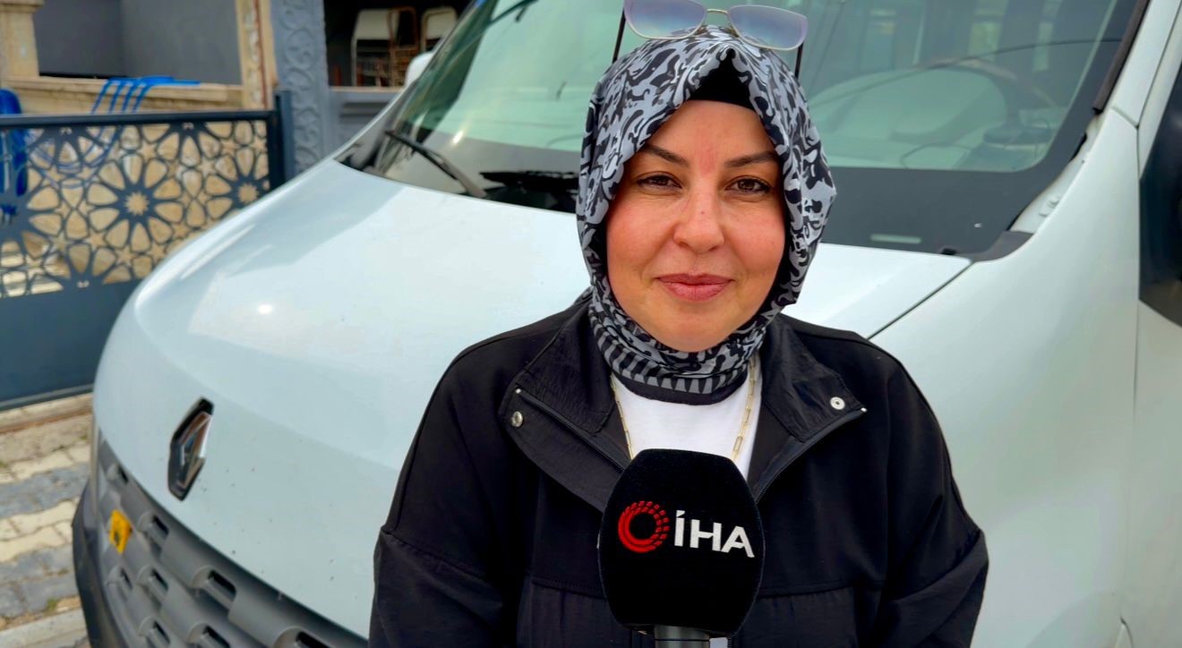 kendisine emanet edilen minikleri anne sefkatiyle tasiyor 1 S89DAZQh