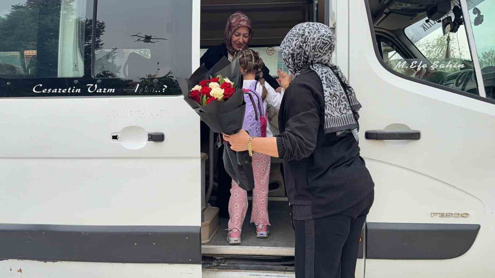 kendisine emanet edilen minikleri anne sefkatiyle tasiyor 2 7KdgtQJ9