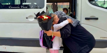 kendisine-emanet-edilen-minikleri-anne-sefkatiyle-tasiyor-IK1NAGF7.jpg