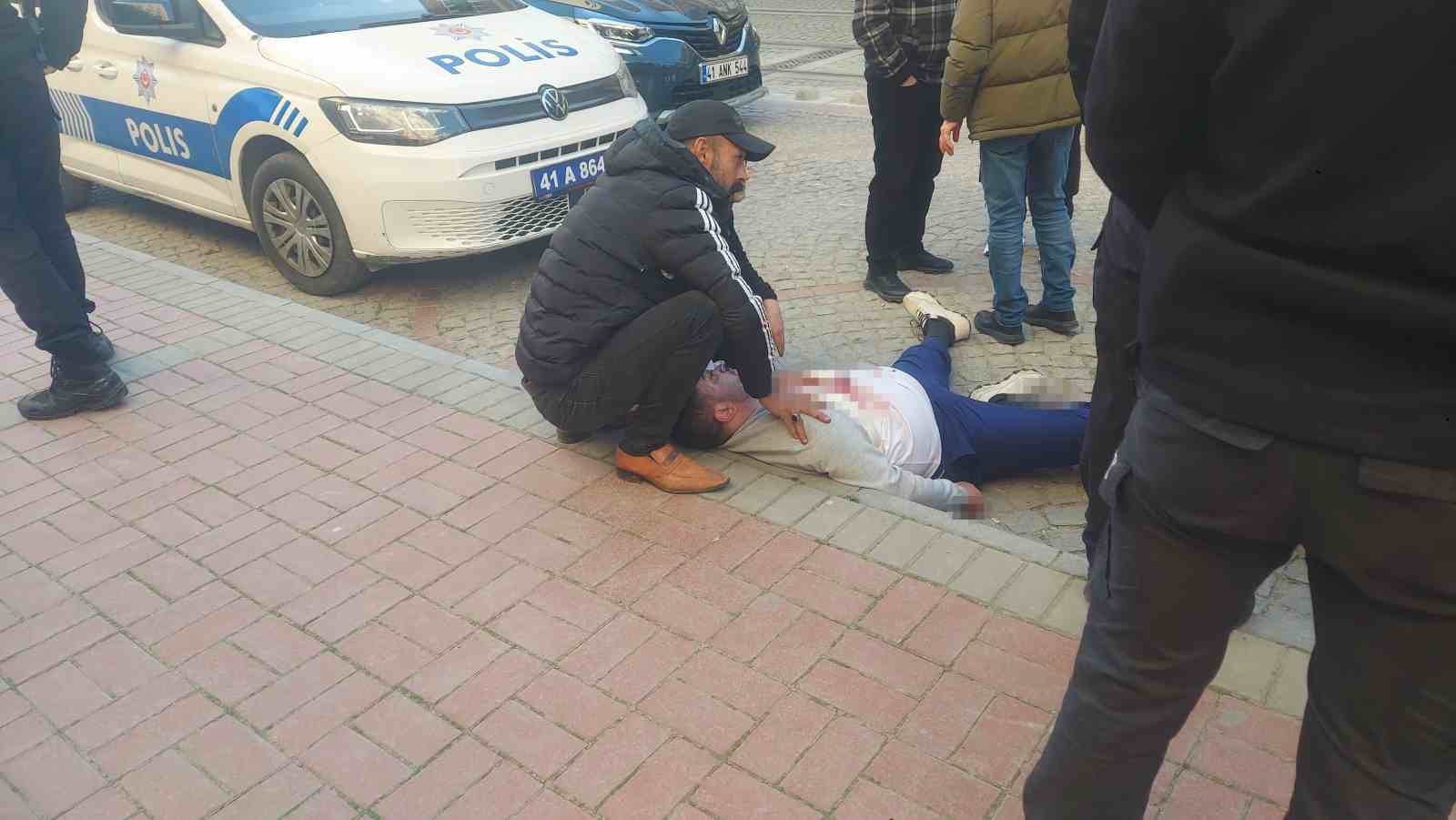 Kendisine istismarda bulunduğunu iddia ettiği şahsı adliye önünde kalbinden bıçakladı 5 kendisine istismarda bulundugunu iddia ettigi sahsi adliye onunde kalbinden bicakladi 1 BnaOfh12