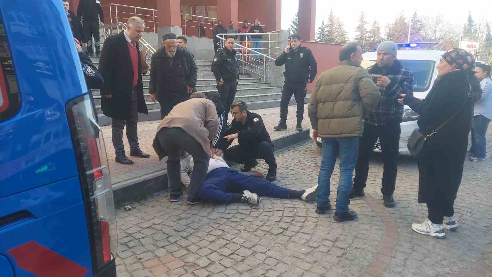 Kendisine istismarda bulunduğunu iddia ettiği şahsı adliye önünde kalbinden bıçakladı 6 kendisine istismarda bulundugunu iddia ettigi sahsi adliye onunde kalbinden bicakladi 2 NsFqKztJ